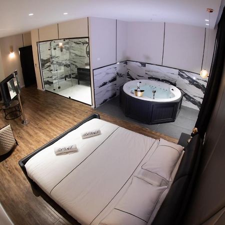 Royal Hotel Rishon LeZion Bagian luar foto